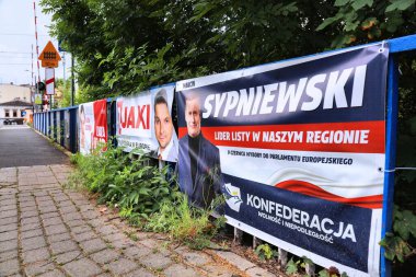 CIESZYN, POLAND - 30 Mayıs 2024: Konfederacja ve Prawo i Sprawiedliwosc 'un Polonya' da 2024 Avrupa Parlamentosu Seçimleri adayı.