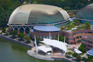 SINGAPORE ŞEHRİ - 12 Mart 2024: Marina Körfezi, Singapur 'daki Esplanade Tiyatrosu.