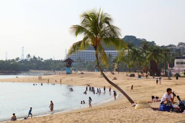 SINGAPORE ŞEHRİ, SINGAPORE - 12 Mart 2024: Singapur 'un Sentosa adasındaki Siloso Sahili' ni ziyaret edenler.