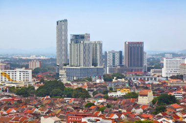 MALACCA, MALAYSIA - 15 Mart 2024: Malezya 'nın tarihi kentinde eski ve yeni mimarinin havadan görünüşü.