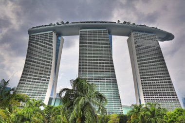 SINGAPORE ŞEHRİ, SINGAPORE - 12 Mart 2024: Marina Bay Sands Oteli, Singapur 'daki kumarhane ve tatil köyü. Moshe Safdie mimarları tarafından tasarlandı..