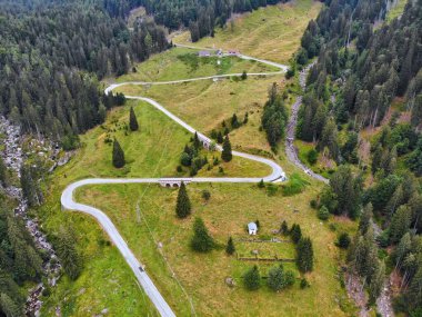 İtalya İHA görüntüsü. Passo di Pramollo (Nassfeld Geçidi) Friuli-Venezia Giulia bölgesinde dolambaçlı dağ yolu.