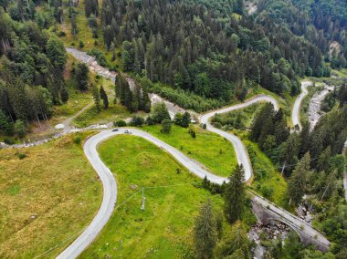 İtalya İHA görüntüsü. Passo di Pramollo (Nassfeld Geçidi) Friuli-Venezia Giulia bölgesinde dolambaçlı dağ yolu.
