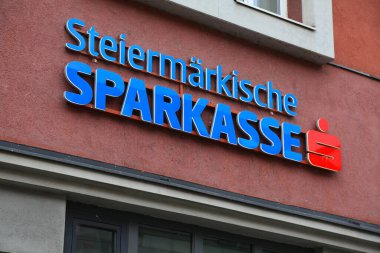 STYRIA, AUSTRIA - 13 Ağustos 2022: Avusturya 'daki Steiermarkische Sparkasse tasarruf bankası. Sparkasse Avusturya 'da popüler bir dernek tasarruf bankasıdır..