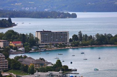 Avusturya Alpleri 'ndeki Worthersee Dağı Gölü. Carinthia eyaletindeki Avusturya manzarası. Portschach am Worther 'daki oteller. (Poertschach).