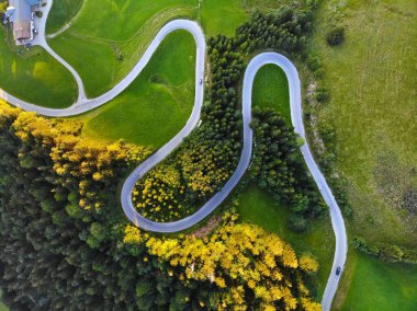 Avusturya İHA görüntüsü. Postalm panorama yolu. Salzkammergut bölgesindeki Manzaralı Dağ Yolu.