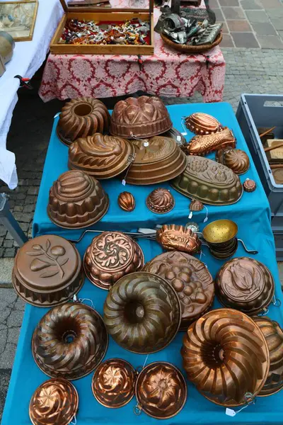 stock image Antique copper baking forms. Collectible items at Altstadtsauber flea market in Klagenfurt, Austria.