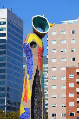 BARCELONA, İspanya - 8 Ekim 2021: Barcelona 'daki Parc de Joan Miro parkı manzarası. Parkta, sanatçı Joan Miro 'nun 1983 yılında kurduğu ünlü kamu alanı heykeli Dona i Ocell yer alıyor..