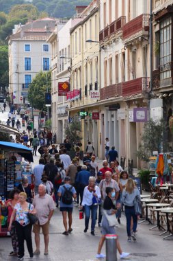 SETE, FRANCE - 2 Ekim 2021 Sete, Fransa 'da insanlar yürüyor. Sete, Fransa 'nın Herault bölgesinde ünlü bir liman kentidir..