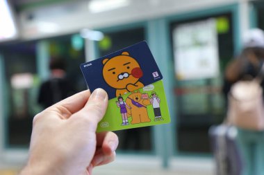 BUSAN, Güney Kore - 30 Mart 2023 Yolcu: Güney Kore 'deki Busan metro istasyonunda iki ulaşım kartı Tmoney ve CU Cashbee bulundurmaktadır.