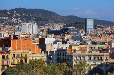 Eixample ve Sant Gervasi - Barcelona 'nın Galvany ilçesi, İspanya. Tibidabo tepesi arkaplanda görünüyor.