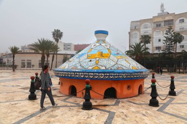 SAFI, MoroCCO - 25 Şubat 2022 Safi, Fas 'ta halka açık bir meydanda Tagine Anıtı. Safi, gelmiş geçmiş en büyük tagine yemeği olan bir Guinness rekortmeni. Bir Fas mutfağı spesiyali..