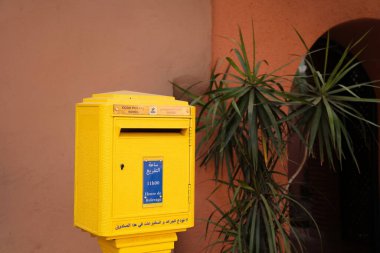 MARRAKECH, MOROCCO - 20 Şubat 2022: Marakeş, Fas 'ta Fas Posta Postası (Poste Maroc) kamu posta kutusu. Poste Maroc, Fas 'ın ulusal posta servisi..