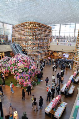 SEOUL, Güney Kore - 7 Nisan 2023: Seul 'un Gangnam bölgesindeki Starfield COEX Mall' daki Starfield Kütüphanesi 'ni ziyaret edenler.