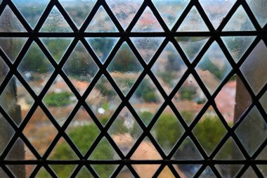 Fransa 'nın Carcassonne Ortaçağ şehrinde ortaçağ camları.