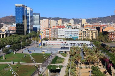 Parc de Joan Miro ile Barcelona şehir manzarası. Parkın çimenli kısmı Parc de l 'Escorxador olarak da bilinir..