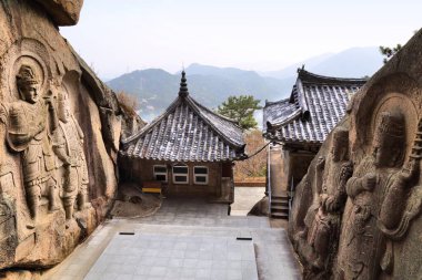 Busan 'daki Seokbulsa tapınağı çan kulesi. Güney Kore, Busan 'dan Geumjeong Dağı' na günlük gezi..