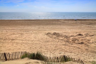 Fransa 'nın Languedoc bölgesindeki La Grande-Motte tatil beldesinde Grand Travers plajı (Plage du Grand Travers).