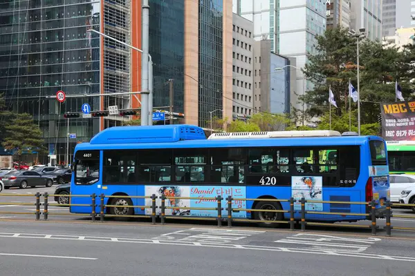 SEOUL, Güney Kore - 7 Nisan 2023: Seul 'un Gangnam ilçesinde 420 numaralı kamu otobüsü yolcuları.