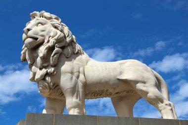 Merkez Londra, İngiltere 'de South Bank Lion heykeli. 1837 'de Coade taşından yapılmış..
