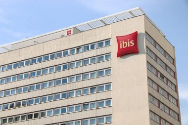 DRESDEN, Almanya - 10 Mayıs 2018: Dresden, Almanya 'daki Ibis zincir otel binası. Ibis markası AccorHotels 'in bir parçasıdır.