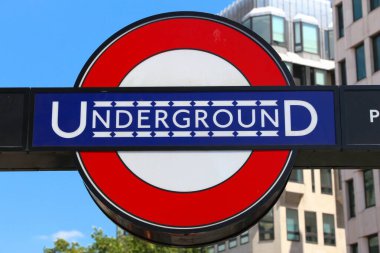 LONDON, İngiltere - 7 Temmuz 2016 Londra metro istasyonu tabelası. London Underground, 1.1 milyar yıllık turuyla dünya üzerindeki en işlek 11. metro sistemidir..