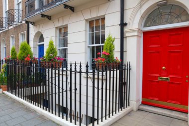 İngiltere, Londra 'nın Marylebone bölgesinde. Güzel Gürcü ön kapısı.