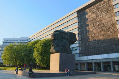 Chemnitz, Almanya - 8 Mayıs 2018: Chemnitz, Almanya'da büyük Karl Marx anıtının yanında insanlar otur. Anıt yerel Nischel olarak bilinir. Lev Kerbel tarafından tasarlandı..
