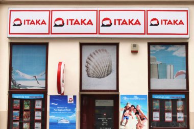 WROCLAW, POLAND - 11 Mayıs 2018: Wroclaw, Polonya 'daki Itaka seyahat acentesi. Polonya 'nın en büyük seyahat acentelerinden biri..