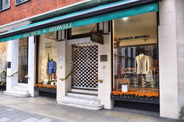 LONDON, İngiltere - 6 Temmuz 2016: Maurice Sedwell Londra Savile Row 'da terzi dükkanı. Savile Row Mayfair 'de geleneksel olarak terziler tarafından bilinen bir sokaktır..