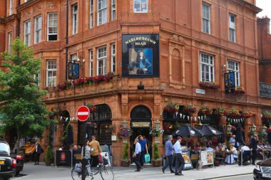 LONDON, İngiltere - 7 Temmuz 2016: İnsanlar Londra 'nın Mayfair ilçesindeki Marlborough Head barını ziyaret ediyor. Londra 'da 7000' den fazla bar var..