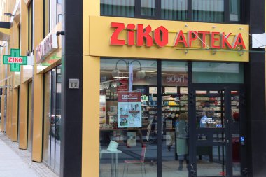 Wroclaw, Polonya - 11 Mayıs 2018 Wroclaw, Polonya 'daki eczane. 2019 itibariyle Polonya 'da 13.777 eczane bulunmaktadır..