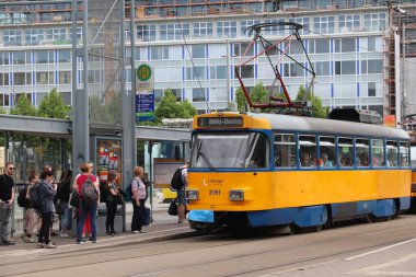 LEIPZIG, ALMANY - 9 Mayıs 2018: İnsanlar Leipzig, Almanya 'da klasik geçmişe dönük elektrikli tramvaya biniyorlar. Leipzig Almanya 'nın en büyük 10. şehridir..