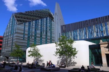 LEIPZIG, Almanya - 9 Mayıs 2018: Öğrenciler Almanya 'daki Leipzig Üniversitesi' nin ana binası olan Augusteum 'u ziyaret ettiler. Üniversite 15. yüzyıldan beri var ve şu anda yaklaşık 30.000 öğrencisi var..