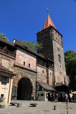 NUREMBERG, ALMANY - 8 Mayıs 2018: İnsanlar Almanya 'nın Nuremberg kentindeki eski kasabayı ziyaret ediyor. Nuremberg, Fransa 'nın orta kesiminde yer alır..