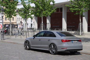 DRESDEN, GERMANY - 10 Mayıs 2018: Audi RS3 yüksek performanslı araba Almanya 'da park edilmiş. Almanya 'da kayıtlı 45.8 milyon araç bulunmaktadır (2017 itibariyle).).