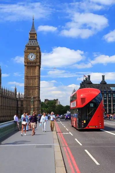 LONDON, İngiltere - 7 Temmuz 2016: Londra, İngiltere 'de insanlar Big Ben' e yakın yürür. Londra, 13 milyon nüfusuyla İngiltere 'nin en kalabalık şehridir..