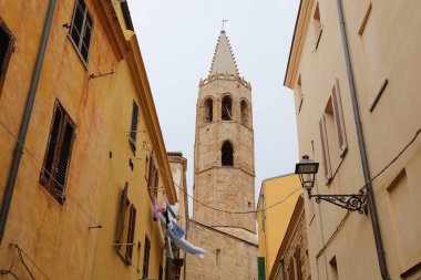 İtalya 'nın Sardinya adasındaki Alghero kasabası. Eski şehir sokak manzarası.