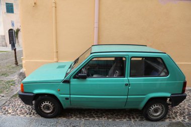 ALGHERO, İtalya - 29 Mayıs 2023: klasik eski zaman Fiat Panda arabası İtalya 'da park edilmiş. İtalya 'da 40 milyon araç kayıtlı (2023).