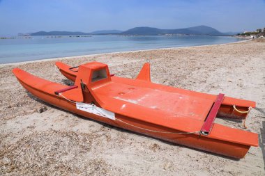 İtalya, Sardinya 'daki Alghero plajında İtalyan cankurtaran servisi (İtalyanca salvataggio) kurtarma botu.