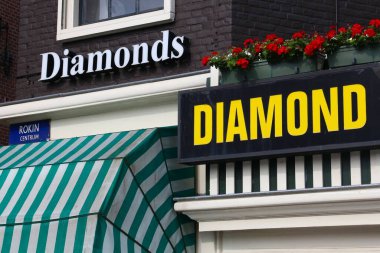 AMSTERDAM, NETHERLANDS - 7 Temmuz 2017 Amsterdam, Hollanda 'daki elmas fabrikası kuyumcusu. Amsterdam 'ın elmas ticareti ve sanayi ile ilgili uzun bir geçmişi var..