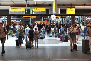 AMSTERDAM, NETHERLANDS - 7 Temmuz 2017: Gezginler Amsterdam 'daki Schiphol Havaalanını ziyaret ediyor. Schiphol dünyanın en yoğun 12. havaalanıdır..