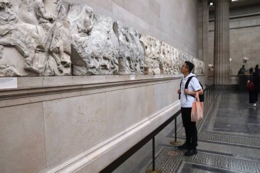 Londra, Uk - 14 Temmuz 2019: İnsanlar British Museum, Londra 'daki Yunan Parthenon koleksiyonunu ziyaret ediyor. Müze 1753 yılında kuruldu ve yaklaşık 8 milyon nesne barındırıyor..