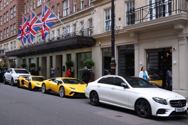 Londra, İngiltere - 15 Temmuz 2019: May Fair, Mayfair district, Londra'da beş yıldızlı lüks otel. Bir Radisson Collection otelidir..