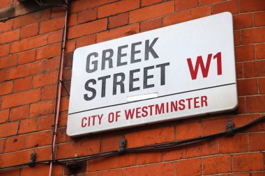 LONDON, İngiltere - 14 Temmuz 2019: Yunanistan Caddesi tabelası Westminster, Londra, İngiltere. Londra, 13 milyon nüfusuyla İngiltere 'nin en kalabalık şehridir..