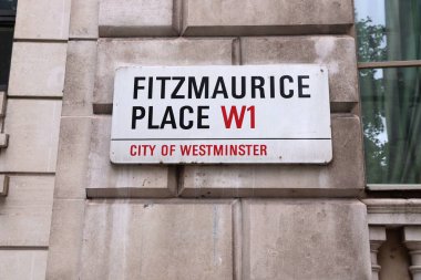 LONDON, İngiltere - 15 Temmuz 2019: Mayfair, Londra 'daki Fitzmaurice Place tabelası. Londra, 13 milyon nüfusuyla İngiltere 'nin en kalabalık şehridir..