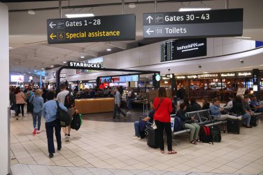 Luton, Uk - 15 Temmuz 2019: Uk 'taki Londra Luton Havaalanı' nı ziyaret edenler. 16.5 milyon yolcu kapasiteli Uk 'un beşinci en yoğun havaalanıdır..