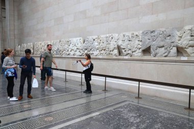 Londra, Uk - 14 Temmuz 2019: İnsanlar British Museum, Londra 'daki Yunan Parthenon koleksiyonunu ziyaret ediyor. Müze 1753 yılında kuruldu ve yaklaşık 8 milyon nesne barındırıyor..
