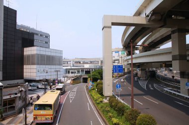 YOKOHAMA, JAPONYA - 10 Mayıs 2012: Yokohama şehir merkezinde birçok yüksek yol. Yokohama, yaklaşık 3,7 milyon nüfusuyla Tokyo 'dan sonra Japonya' nın en büyük ikinci şehridir..