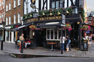 Londra, Soho 'daki The Three Greyhounds Bar' ı ziyaret ediyorlar. Tipik bir Londra barı. Londra 'da 7000' den fazla bar var..